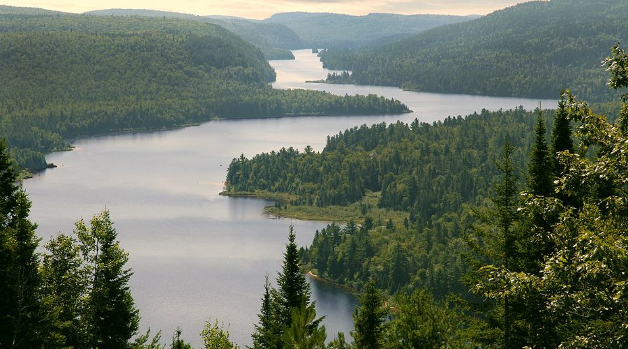 Lac Wapizagonke. Photo : Marc-Lautenbacher, sous licence CC BY-SA 4.0, via Wikimedia Commons